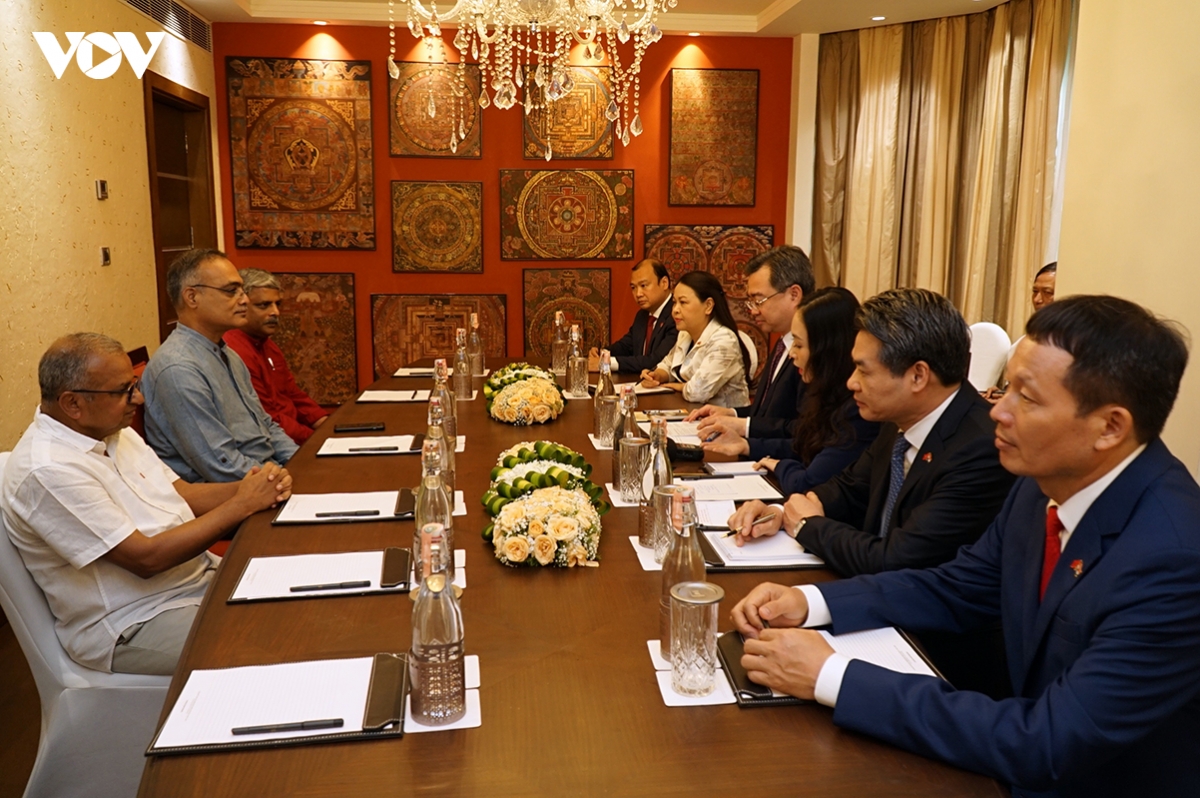 Party official meets leaders of India Communist leaders